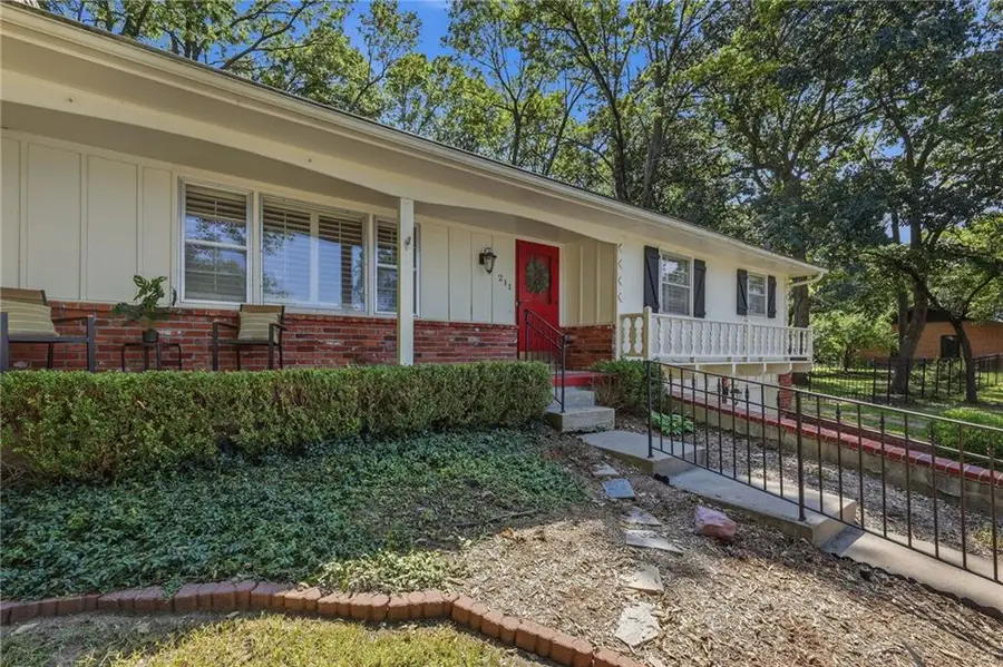 211 W 104th Terrace, Kansas City, MO 64114 - #2
