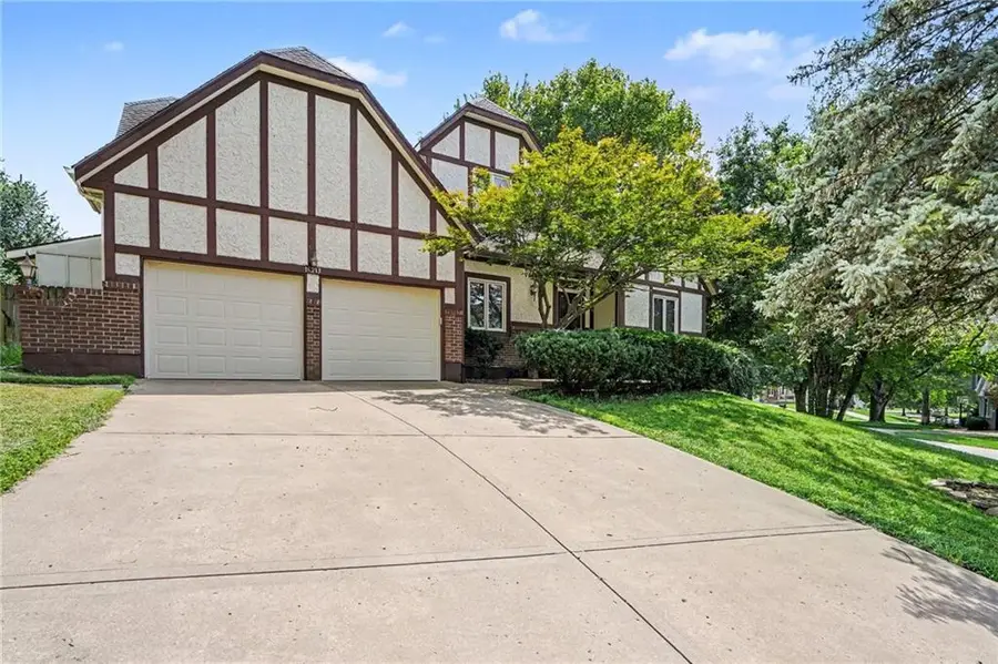 16213 W 136th Terrace, Olathe, KS 66062 - #2