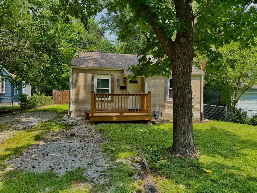 106 NE Ash Street, Lees Summit, MO 64063 - #2
