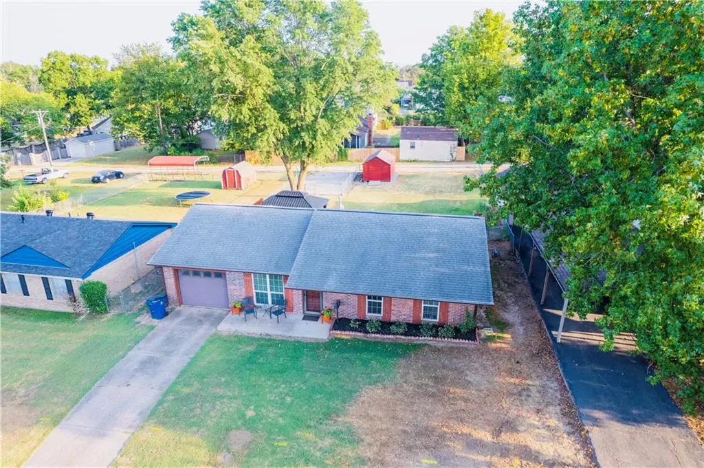 1307 W 1st Street, Coffeyville, KS 67337 - #1