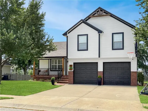 906 SW Bobcat Street, Oak Grove, MO 64075