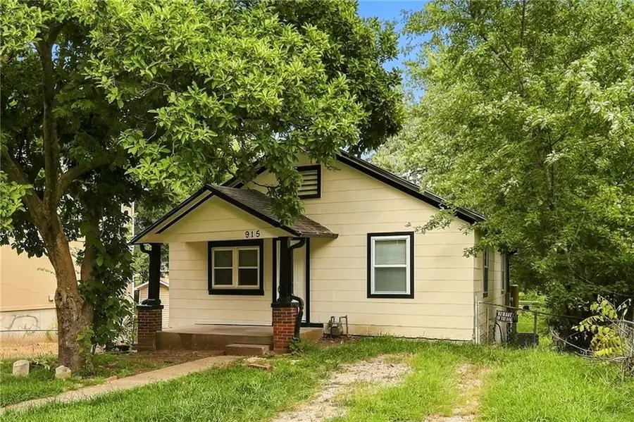 915 Madison Street, Leavenworth, KS 66048 - #2