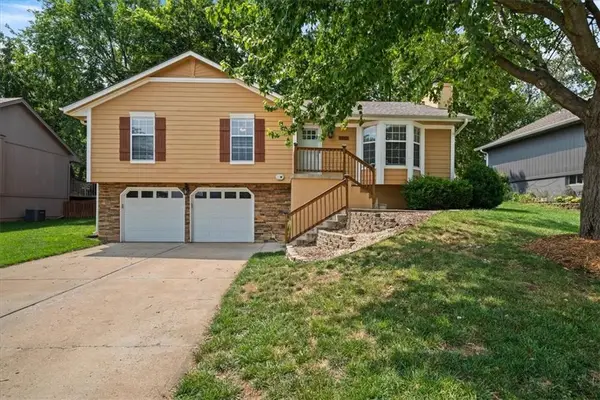 1712 NE Whitestone Drive, Lee's Summit, MO 64086
