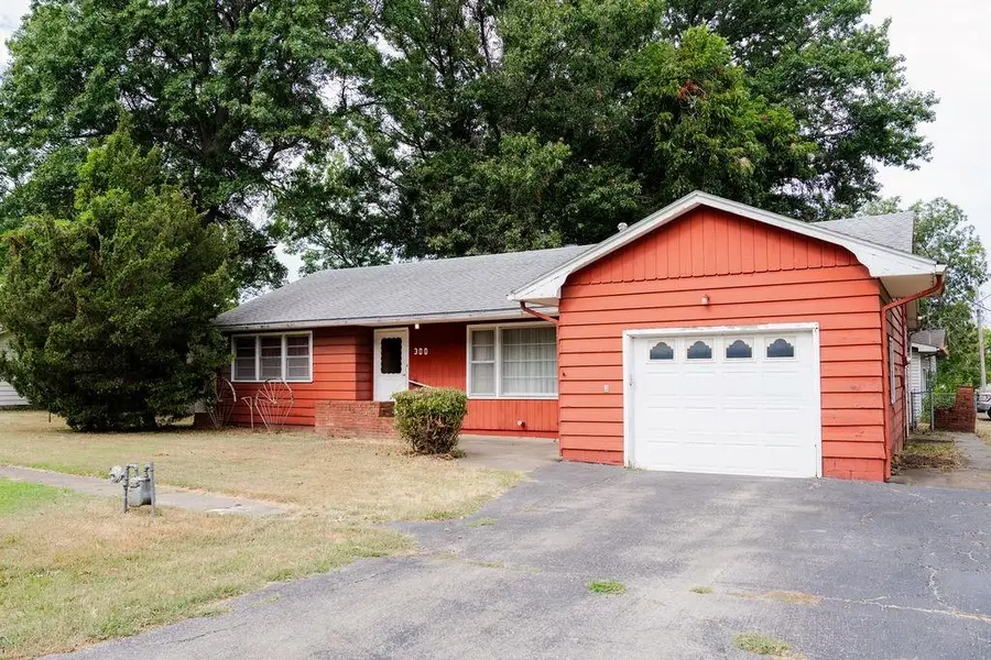300 Huston Avenue, Altamont, KS 67330 - #2