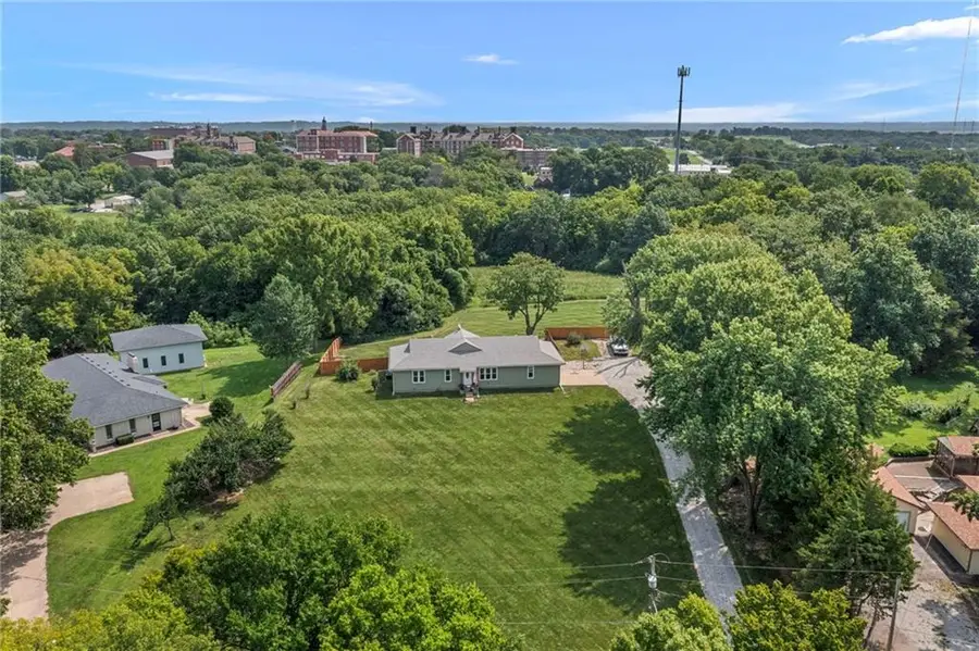 4237 Lakeview Drive, Leavenworth, KS 66048 - #3