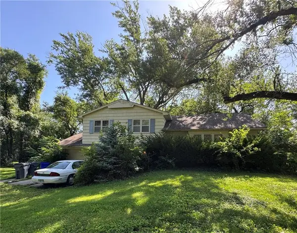 1212 N Leeview Drive, Olathe, KS 66061