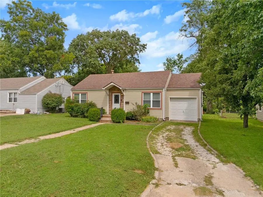 329 E 12th Street, Ottawa, KS 66067 - #2
