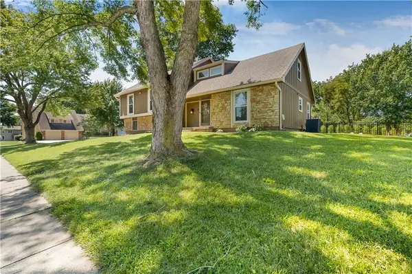 4377 SW Breezy Point Lane, Lee's Summit, MO 64082