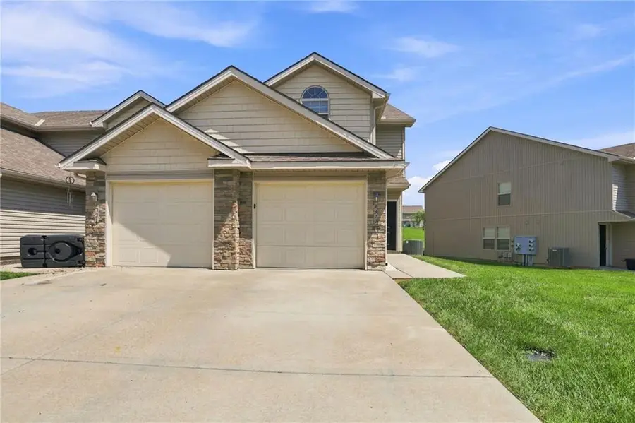 8329 N Spruce Avenue, Kansas City, MO 64119 - #2