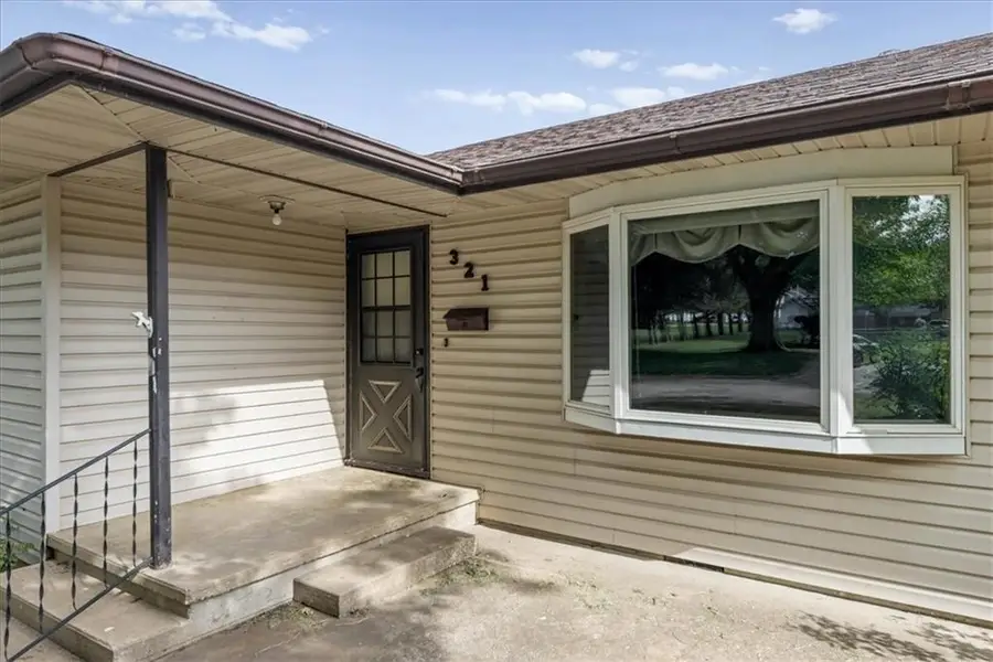 321 Kaw Avenue, Garnett, KS 66032 - #2