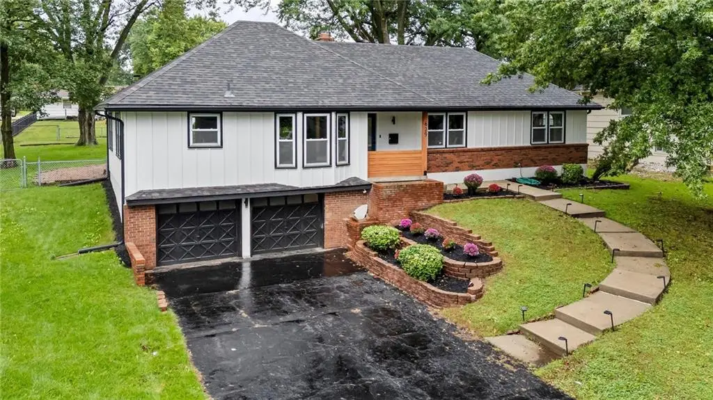 629 E 106th Street, Kansas City, MO 64131 - #1