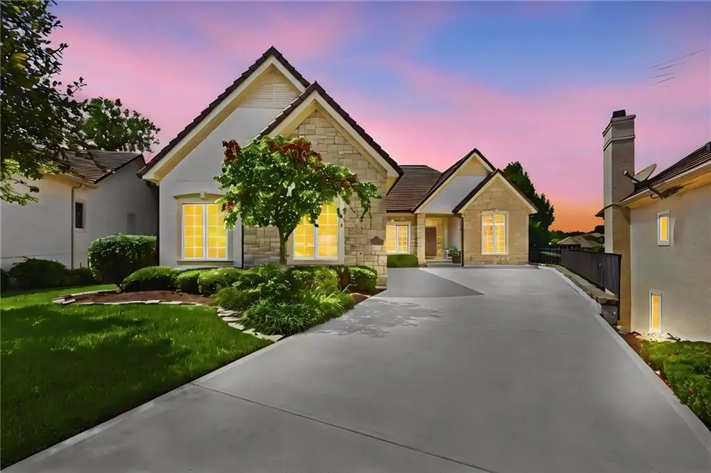 6605 Royal Court, Parkville, MO 64152 - #1