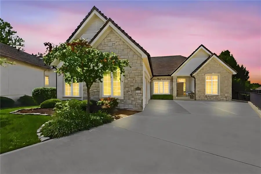 6605 Royal Court, Parkville, MO 64152 - #2