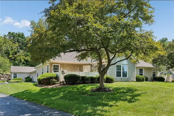931 NE Devon Drive, Lee's Summit, MO 64064