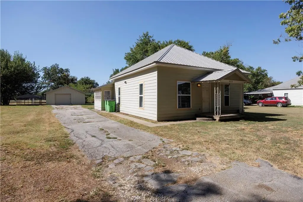 923 E 7th Street, Cherryvale, KS 67335 - #1