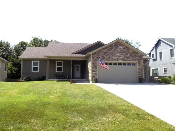 211 Hillside Drive, Baldwin City, KS 66006