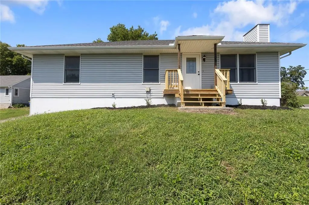 500 S Commercial Avenue, Smithville, MO 64089 - #1