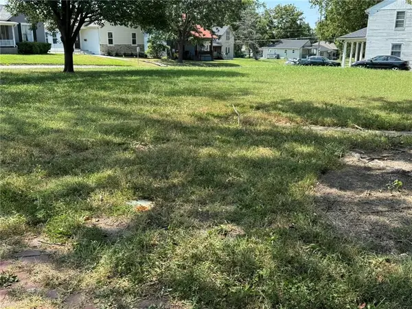 210 S Silver Street, Paola, KS 66071