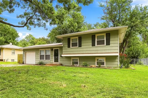 621 NW Fair Lane, Lee's Summit, MO 64063