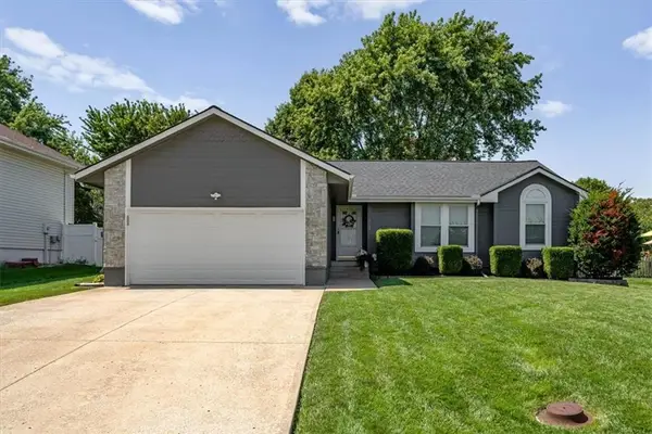 654 SE Canterbury Lane, Lee's Summit, MO 64063
