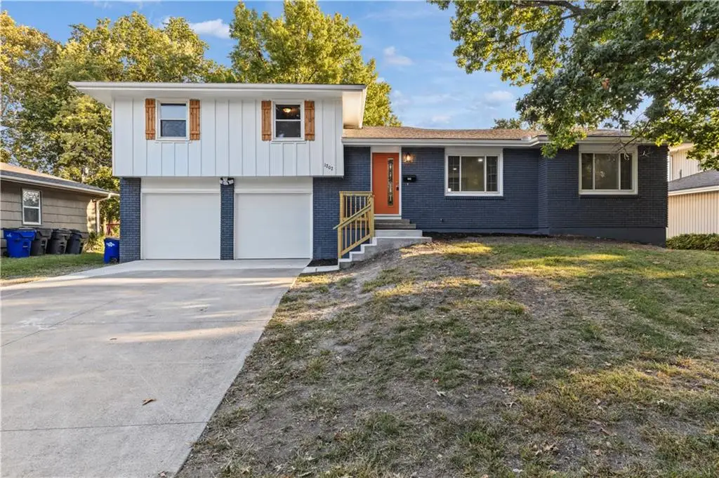 1202 E Ridgeway Drive, Olathe, KS 66106 - #1