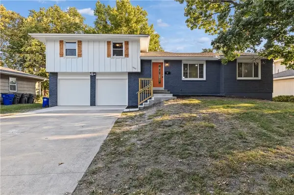 1202 E Ridgeway Drive, Olathe, KS 66106