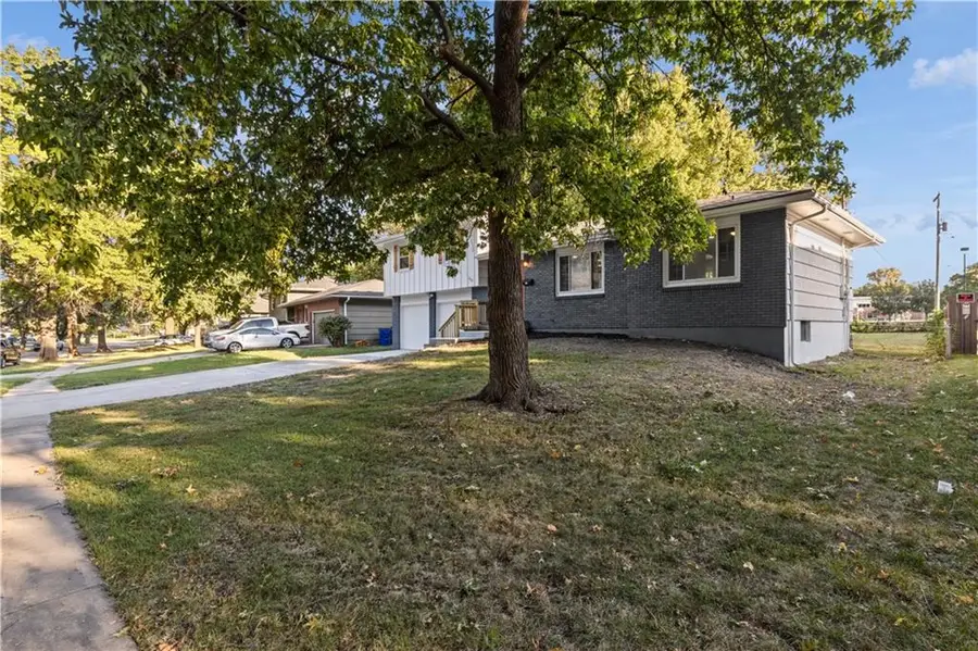 1202 E Ridgeway Drive, Olathe, KS 66106 - #3
