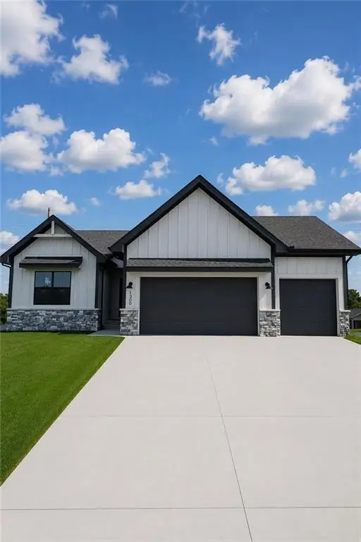 1300 Larkspur Place, Raymore, MO 64083