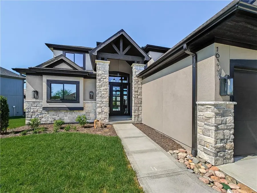 16724 S Twilight Lane, Olathe, KS 66062 - #2