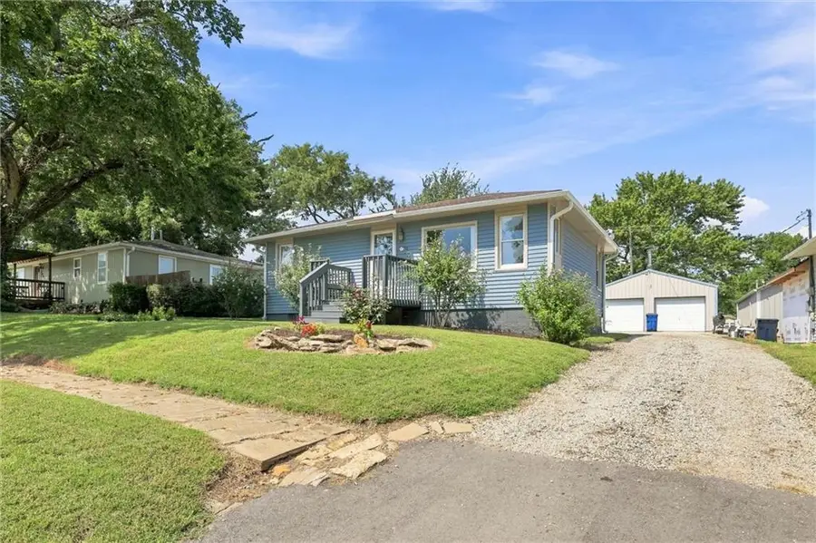 206 E Lake Street, McLouth, KS 66054 - #2