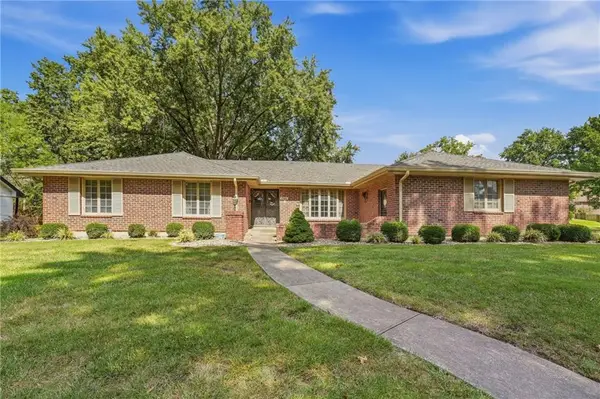 306 NW Lincolnwood Drive, Lee's Summit, MO 64063