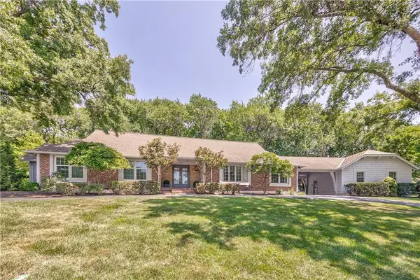 9853 Rosewood Drive, Overland Park, KS 66207