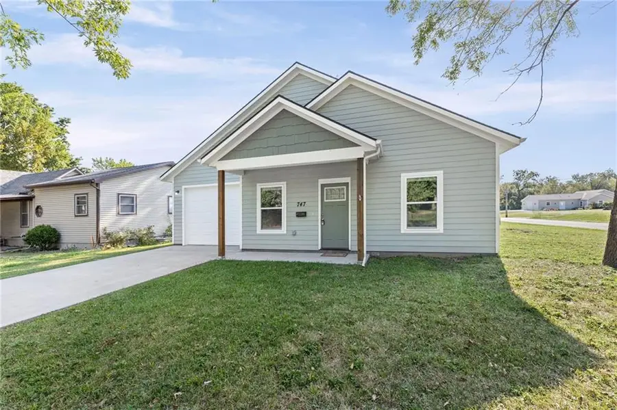 747 S Sycamore Street, Ottawa, KS 66067 - #3