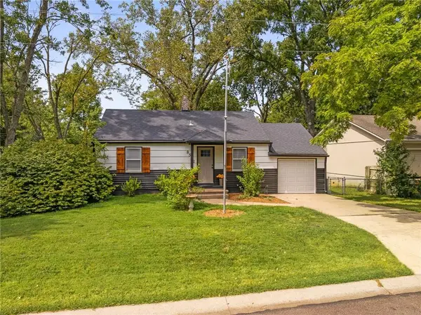 8542 Grandview Avenue, Overland Park, KS 66212