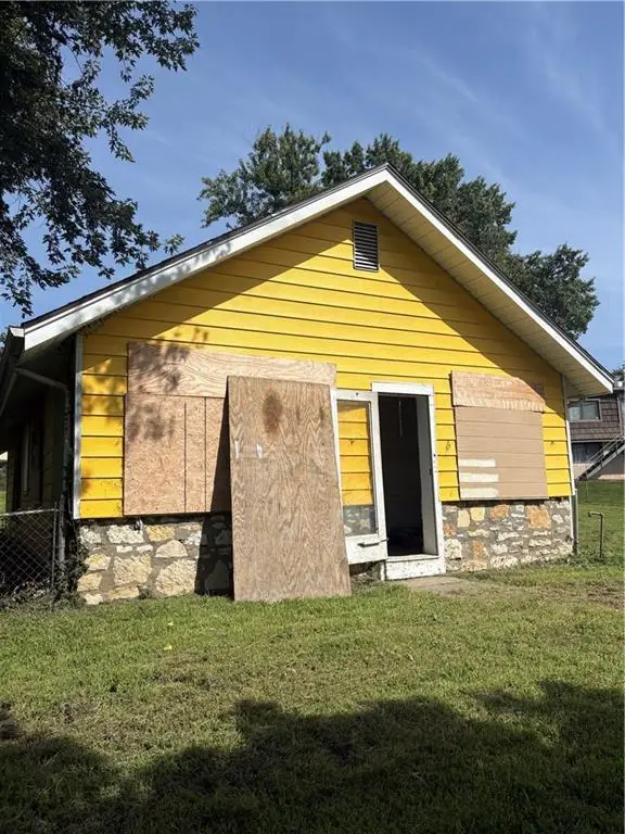 3717 N Brighton Avenue, Kansas City, MO 64117 - #2