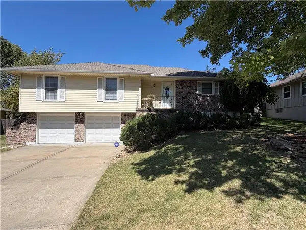2413 Paris Drive, Blue Springs, MO 64015