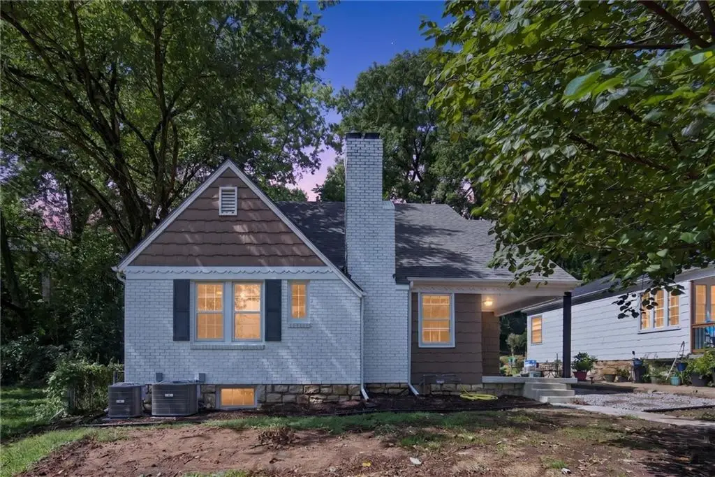 818 East Street, Parkville, MO 64152 - #1