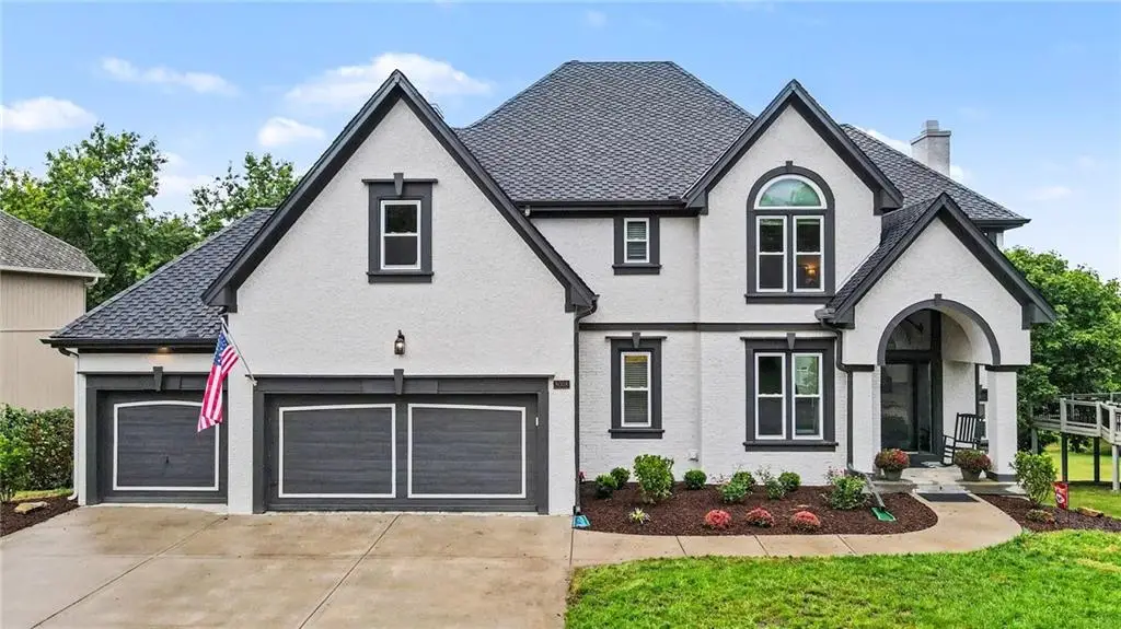 8008 Park Ridge Drive, Parkville, MO 64152 - #1