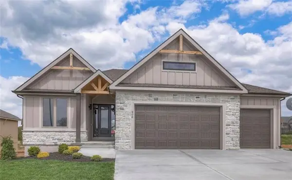 910 Savannah Lane, Greenwood, MO 64034