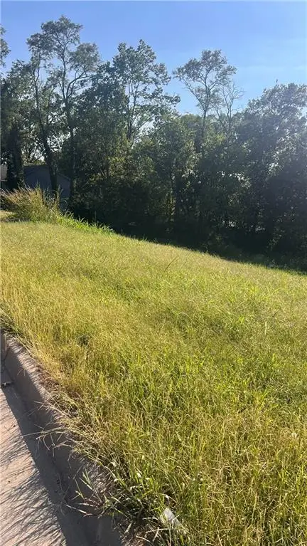 5012 NW Strathbury Drive, Riverside, MO 64150