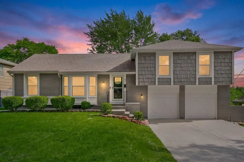 42 E 106 Street, Kansas City, MO 64114 - #1