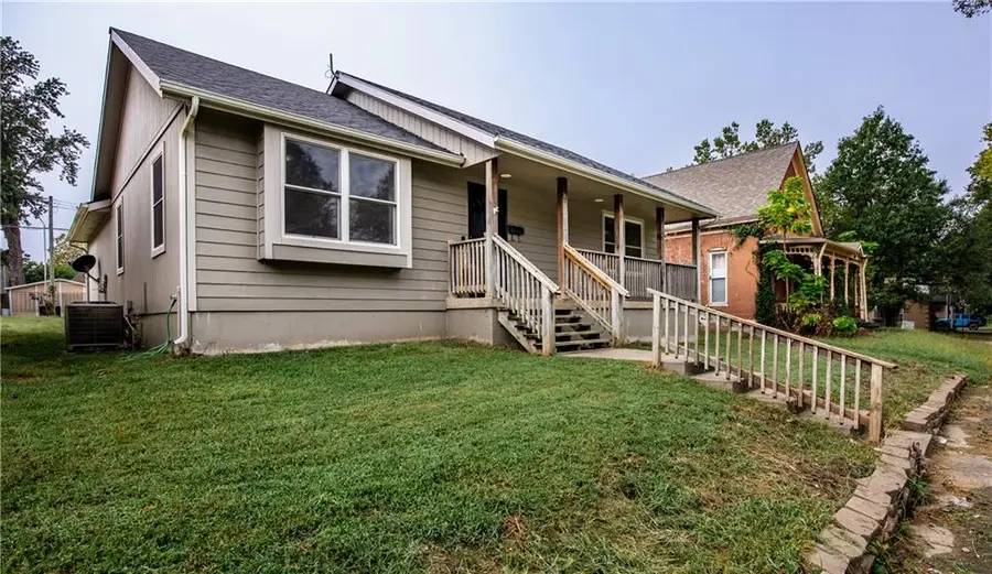 407 W Peoria Street, Paola, KS 66071 - #3