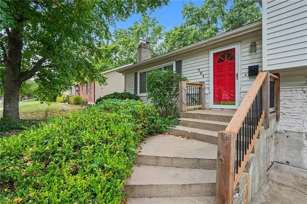 701 S Sunset Drive, Olathe, KS 66061
