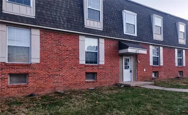 8721 Countryshire Lane, Kansas City, MO 64138