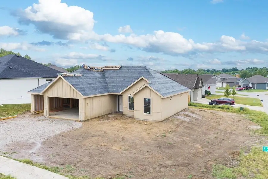 2706 Stone Creek Avenue, Tonganoxie, KS 66086 - #2