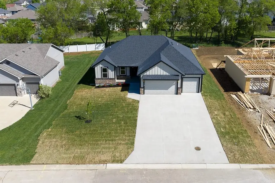 2723 Stone Creek Avenue, Tonganoxie, KS 66086 - #2