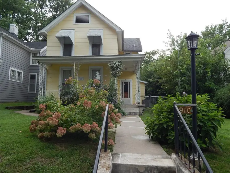 910 Columbia Avenue, Leavenworth, KS 66048 - #3