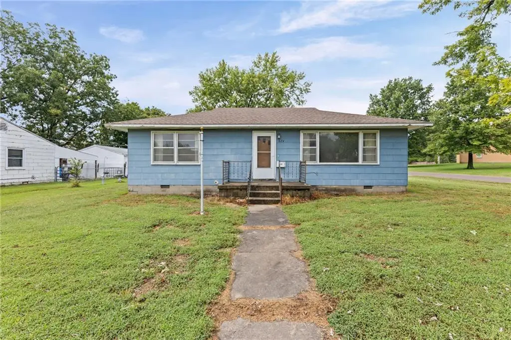 624 N Vermont Street, Iola, KS 66749 - #1