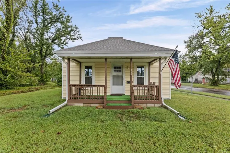 435 S 4th Street, Iola, KS 66749 - #2