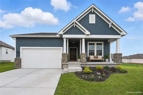 12606 S Parkwood Lane, Lee's Summit, MO 64086